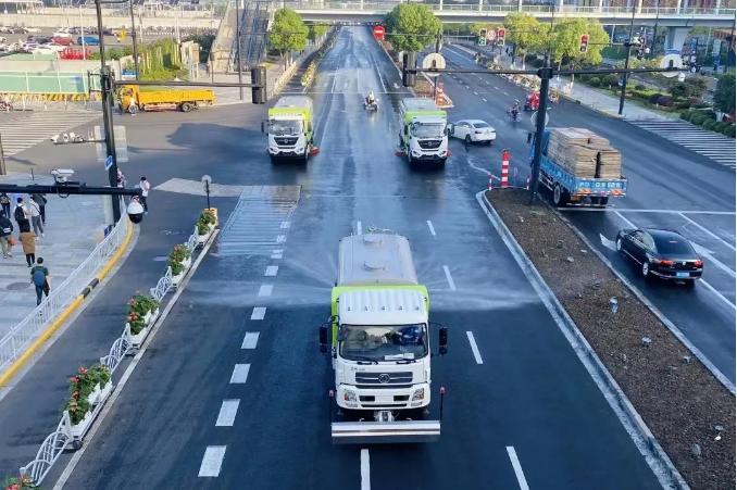 路面见本色丨333体育环境新能源环卫装备服务上海进博会！