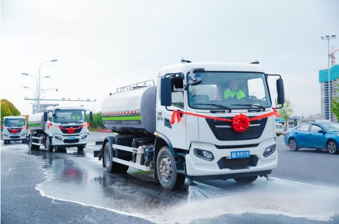 新时代中国城市美容师！333体育环境新能源环卫车可减排4.5万吨污染物